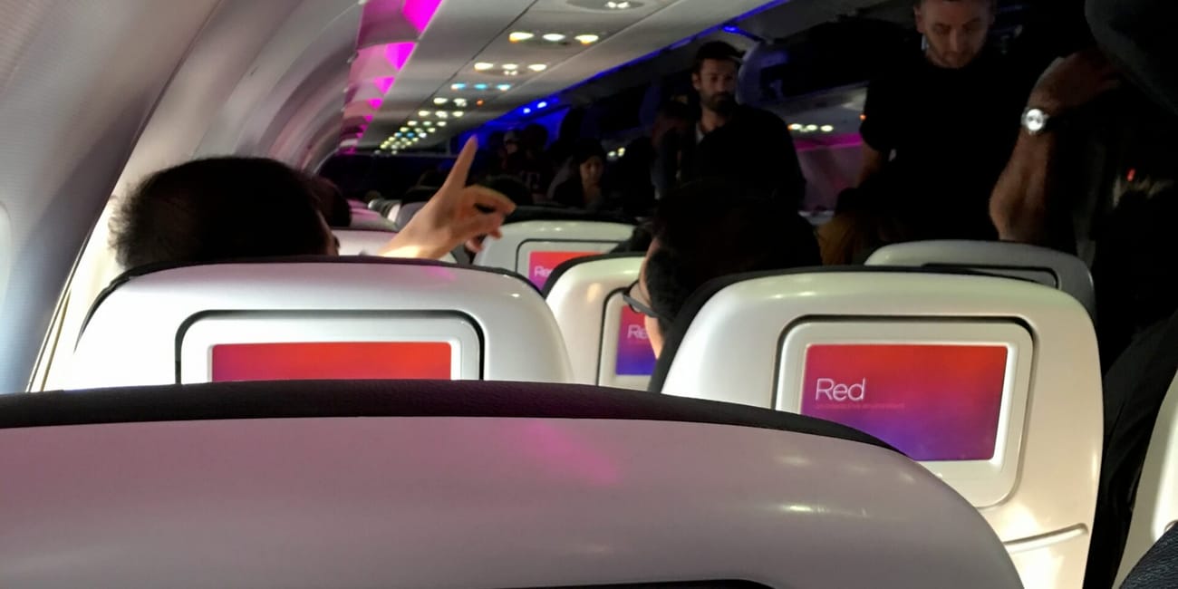 Wnętrze samolotu na lotnisku las vegas airport z podświetlonymi siedzeniami i pasażerami na pokładzie