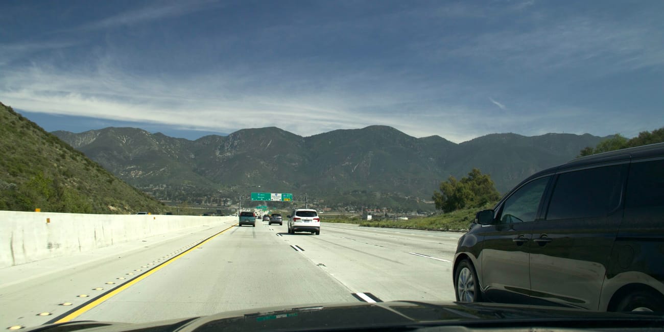 Autostrada w los angeles z widokiem na góry i samochodami na drodze