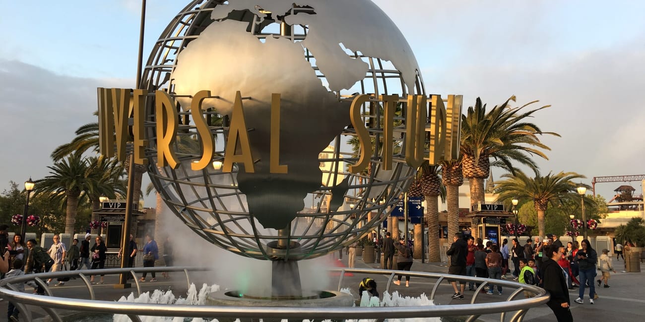 Wejście do universal studios w los angeles z globusem i fontanną