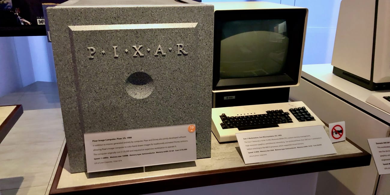 Eksponat pixar w computer history museum w mountain view: komputer, monitor i klawiatura.