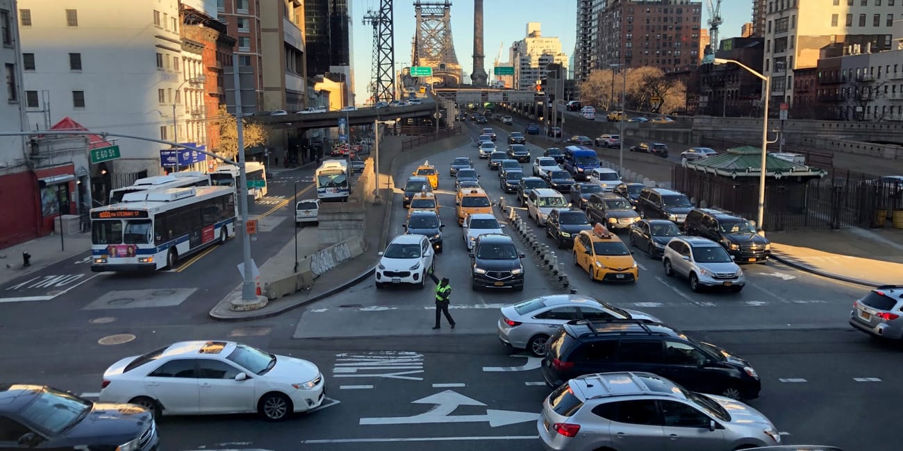 Ruch uliczny w nowym jorku z mostem queensboro w tle