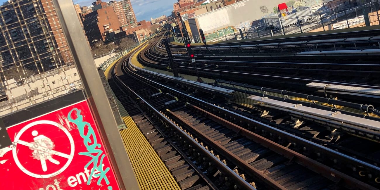 Tory metra w nowym jorku z ostrzegawczym znakiem „do not enter or cross tracks”
