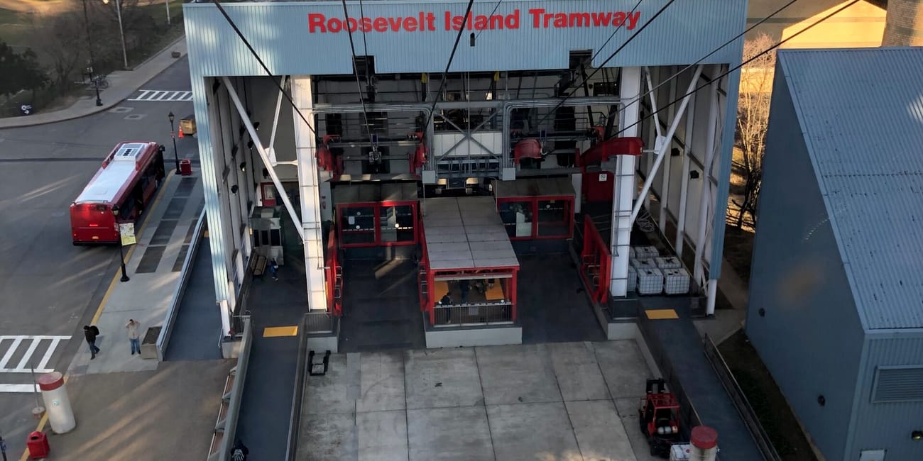 Roosevelt island tramway w nowym jorku z widokiem na most i rzekę