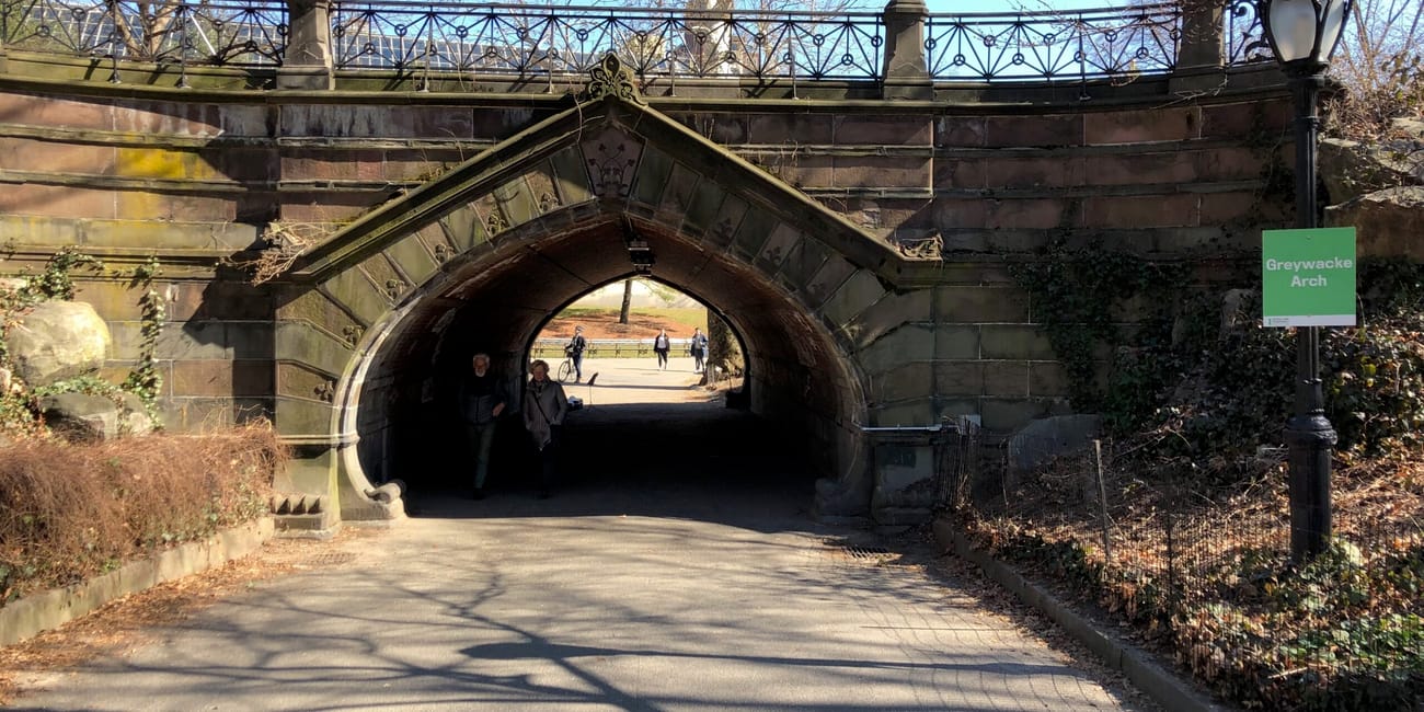 Greywacke arch w central park w nowym jorku, kamienny tunel pod aleją