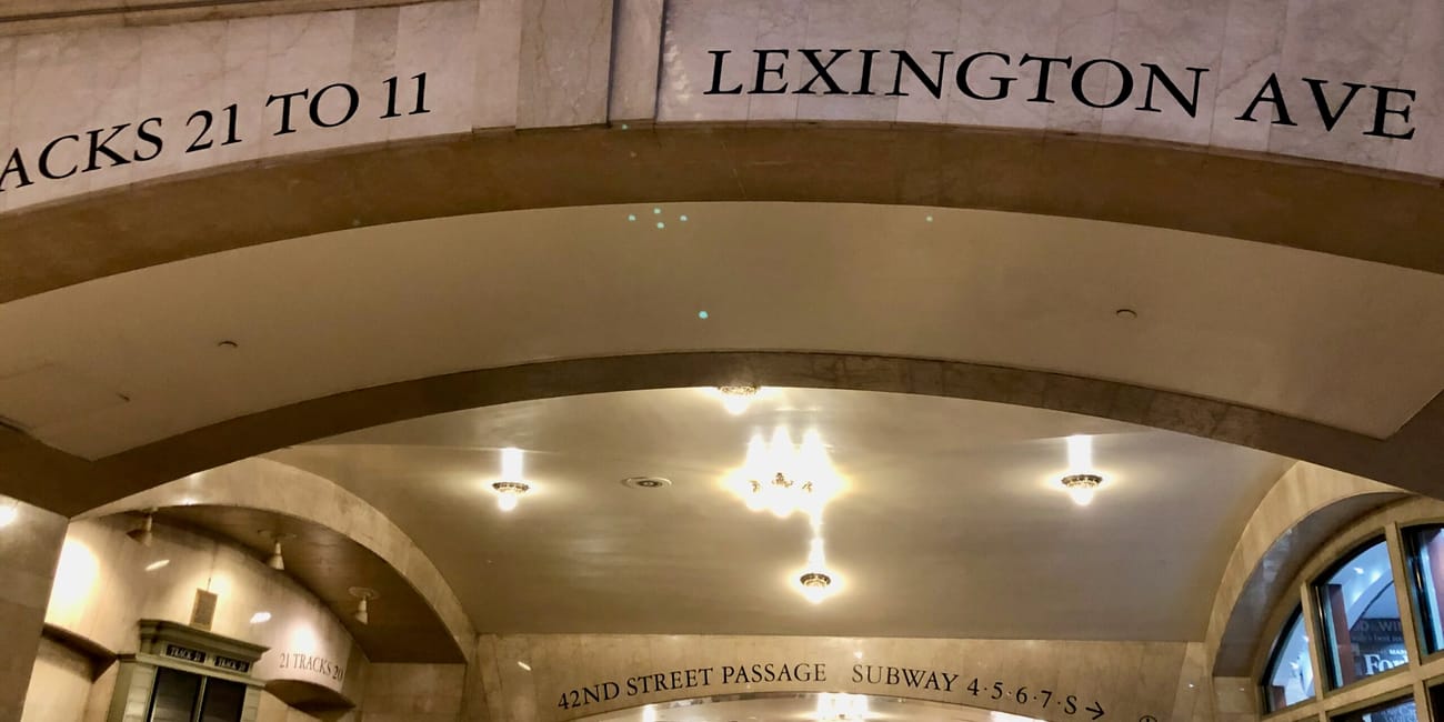 Grand central w nowym jorku z oznaczeniami przejścia 42nd street passage i lexington ave.