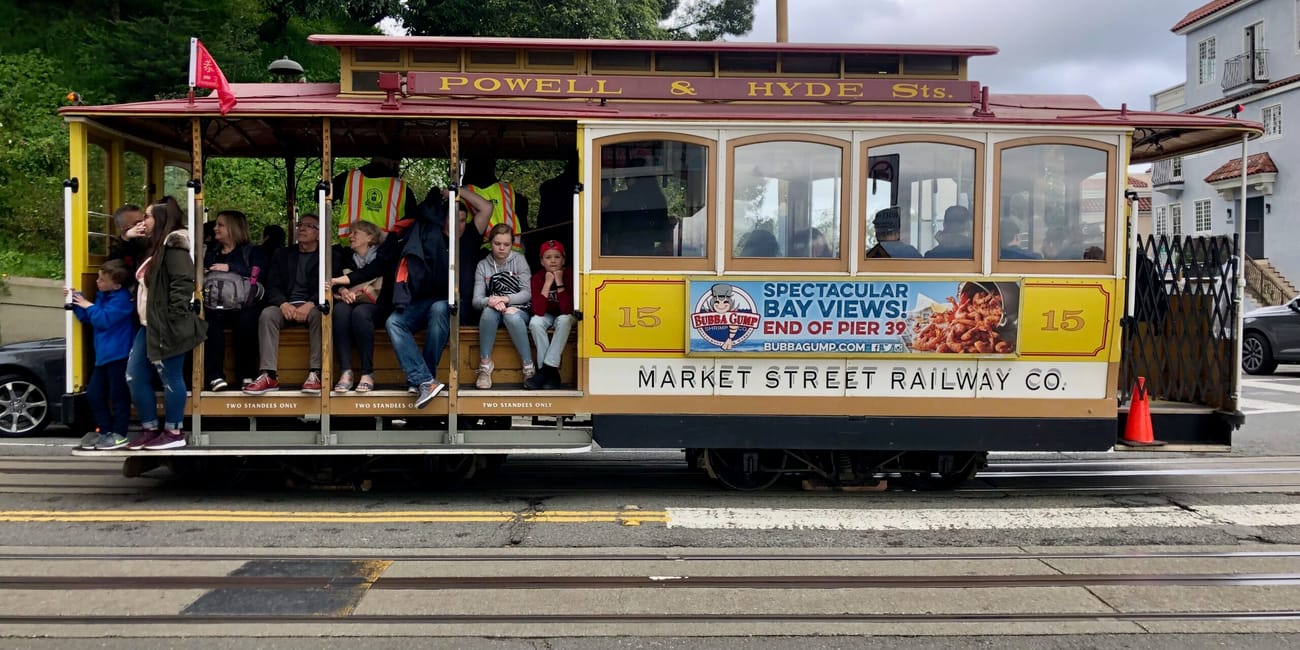 San francisco: zabytkowy wagon linowy market street railway przy powell & hyde sts.