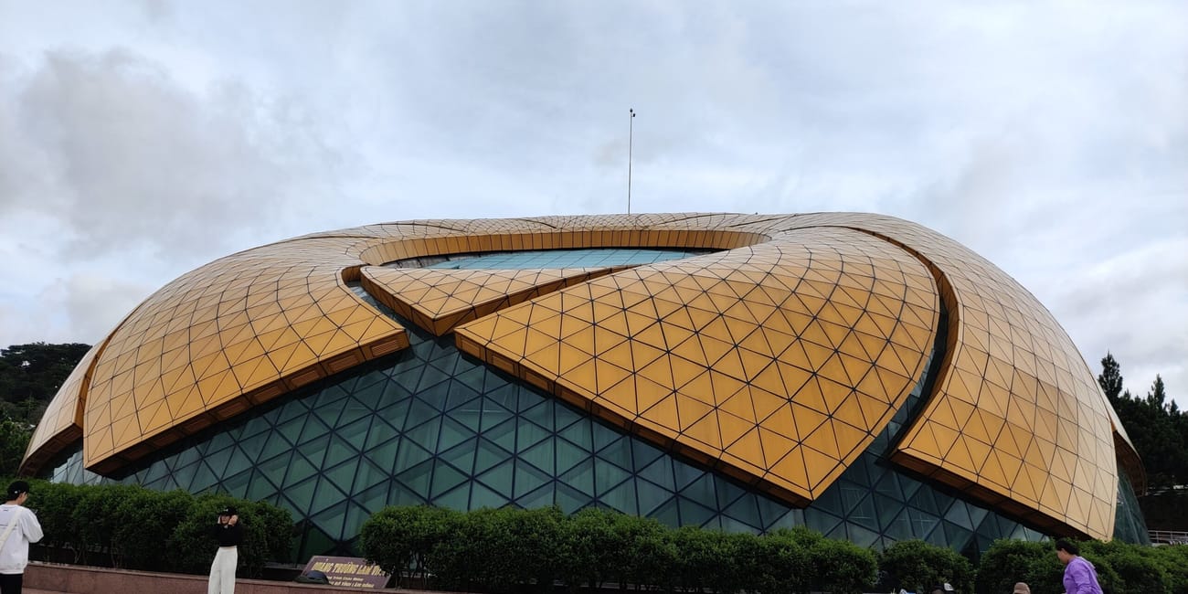Lam vien square w da lat z charakterystycznym złotym budynkiem o geometrycznym dachu.