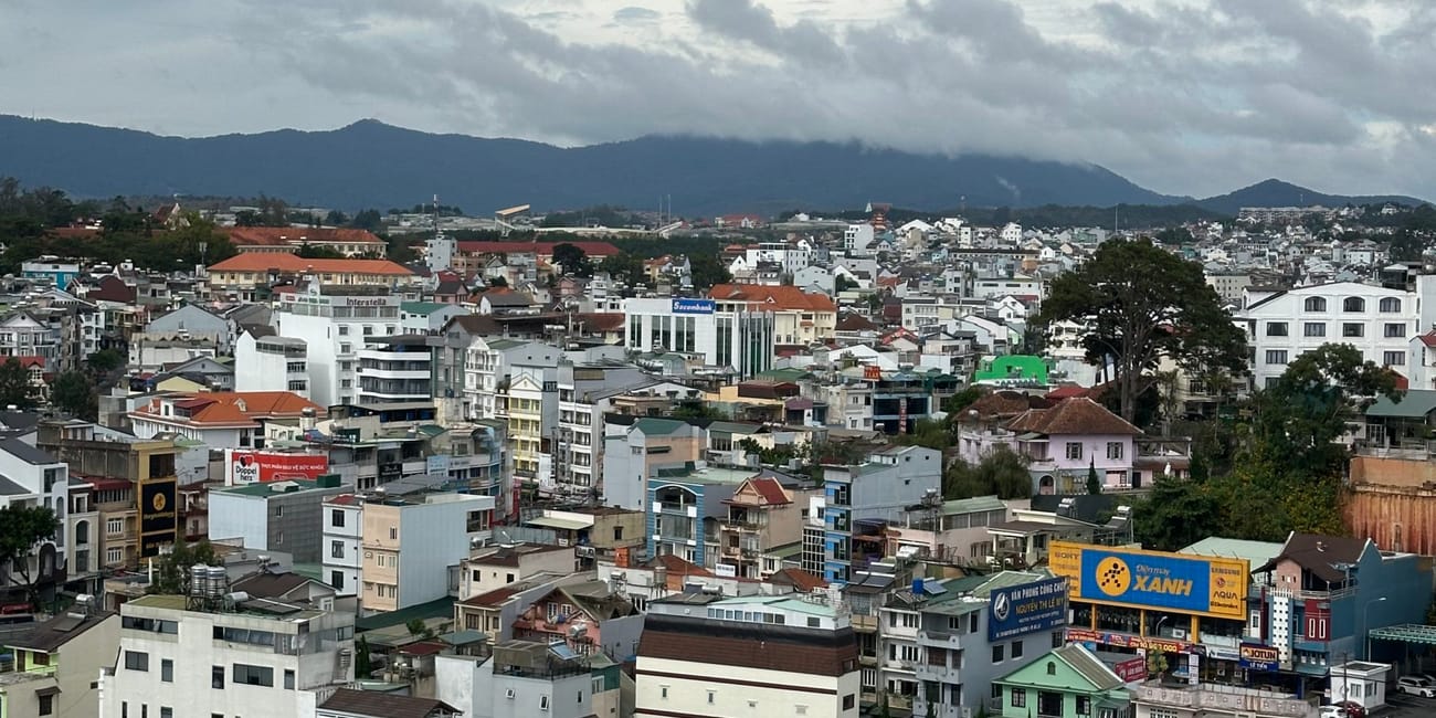 Widok na zabudowę da lat lam dong administrative center pod pochmurnym niebem.