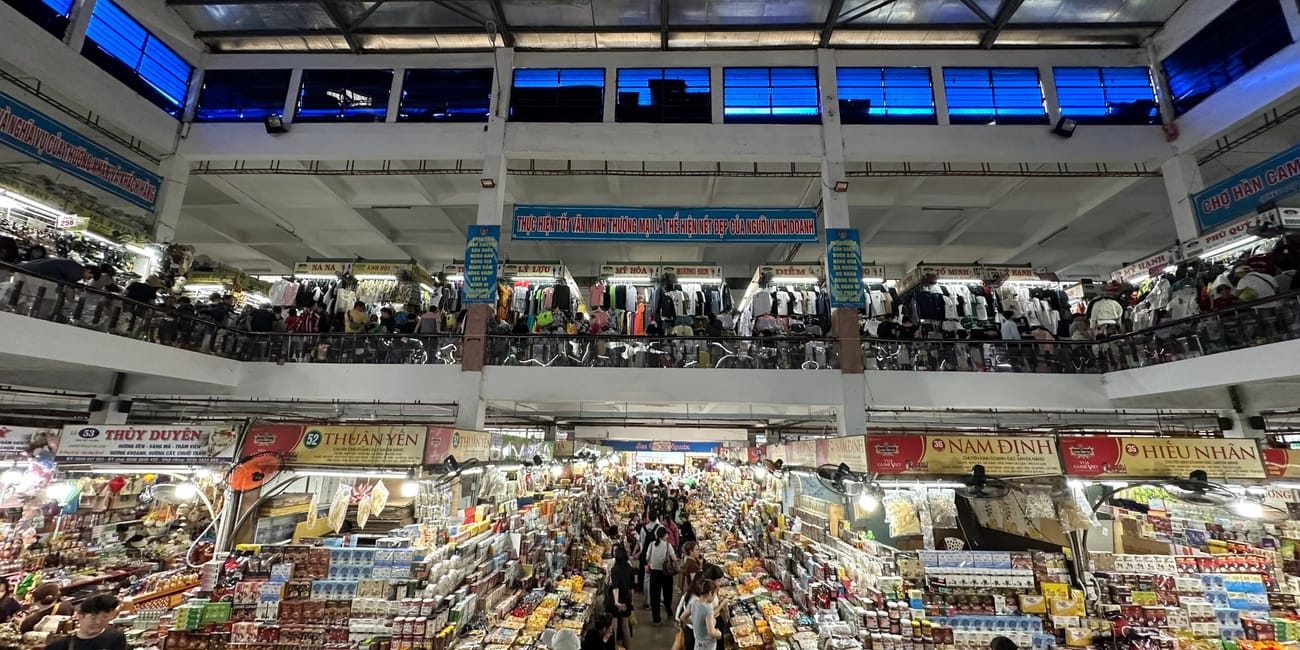Hala targowa han market w da nang z gęsto ustawionymi stoiskami i tłumem klientów