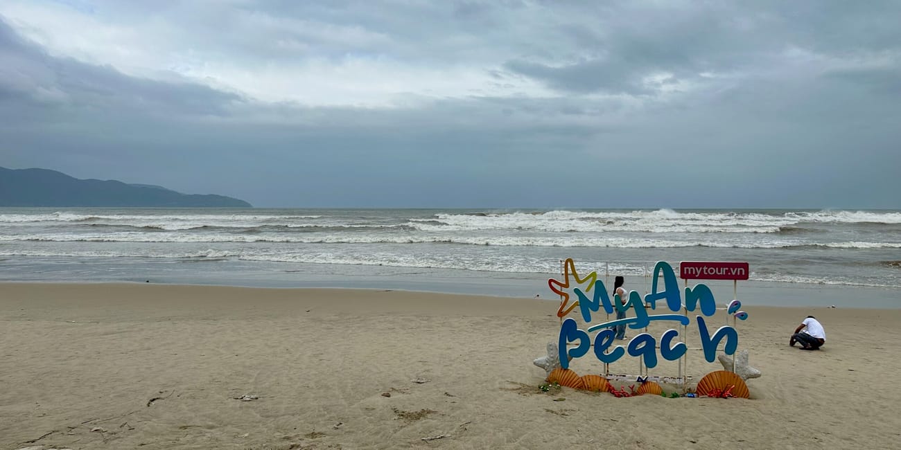 Plaża my an w da nang z wzburzonym morzem i pochmurnym niebem.