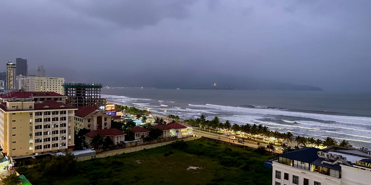 Widok na plażę i zabudowę da nang w wietnamie o zmierzchu