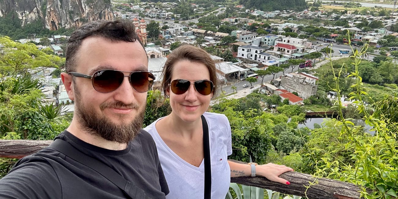 Para zakochanych na punkcie widokowym w da nang z panoramą wapiennych wzgórz i miasta