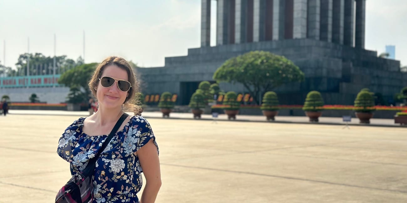 Kobieta przed mauzoleum ho chi minha w hanoi, w słoneczny dzień.