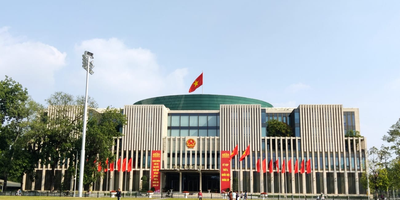 Hanoi, mauzoleum hồ chí minha z flagą wietnamu i czerwonymi flagami przed budynkiem