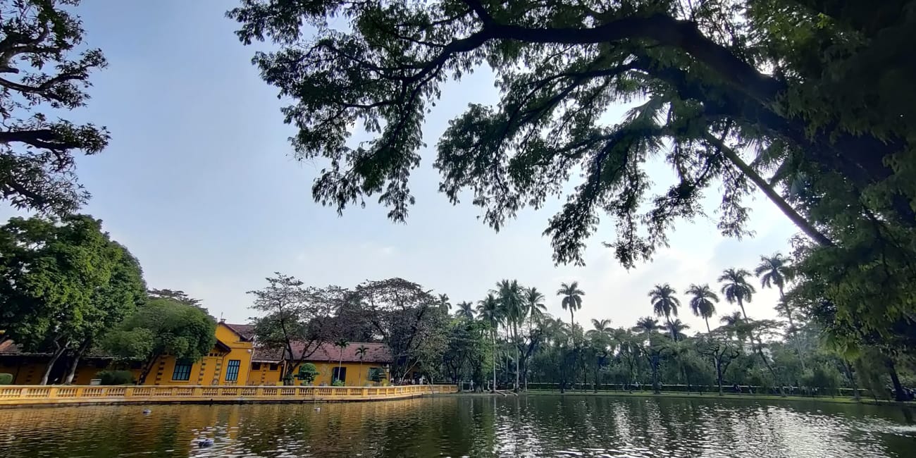 Dom ho chi minha w hanoi nad stawem, wśród palm i drzew