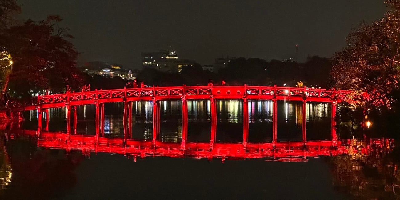 Czerwony most hucający nad jeziorem hoan kiem w ngoc son, hanoi nocą