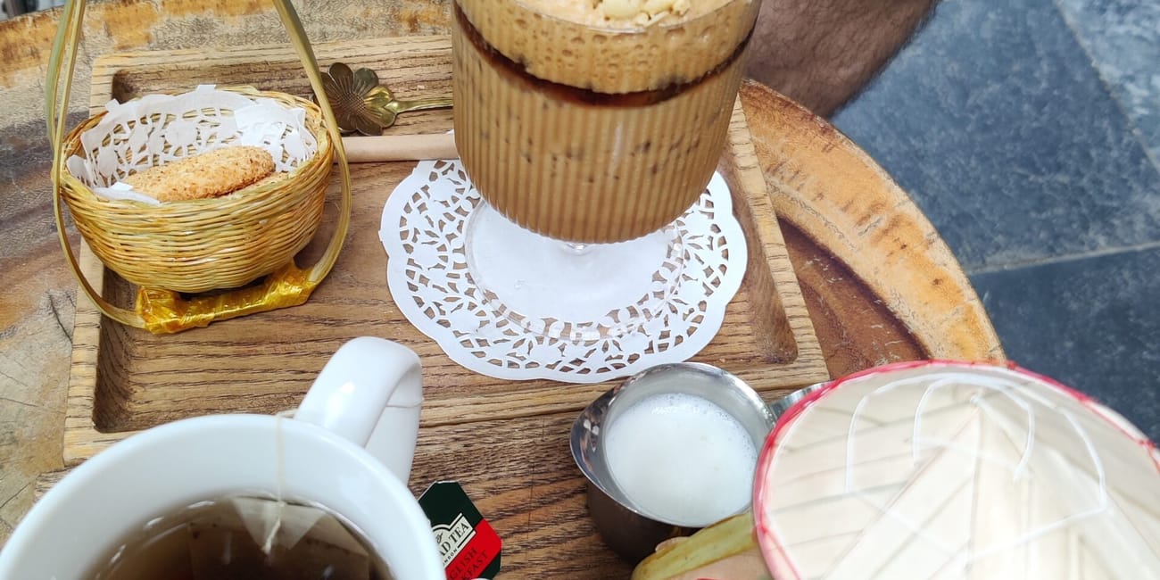 Desery i kawa podane na drewnianej tacy w hanoi.