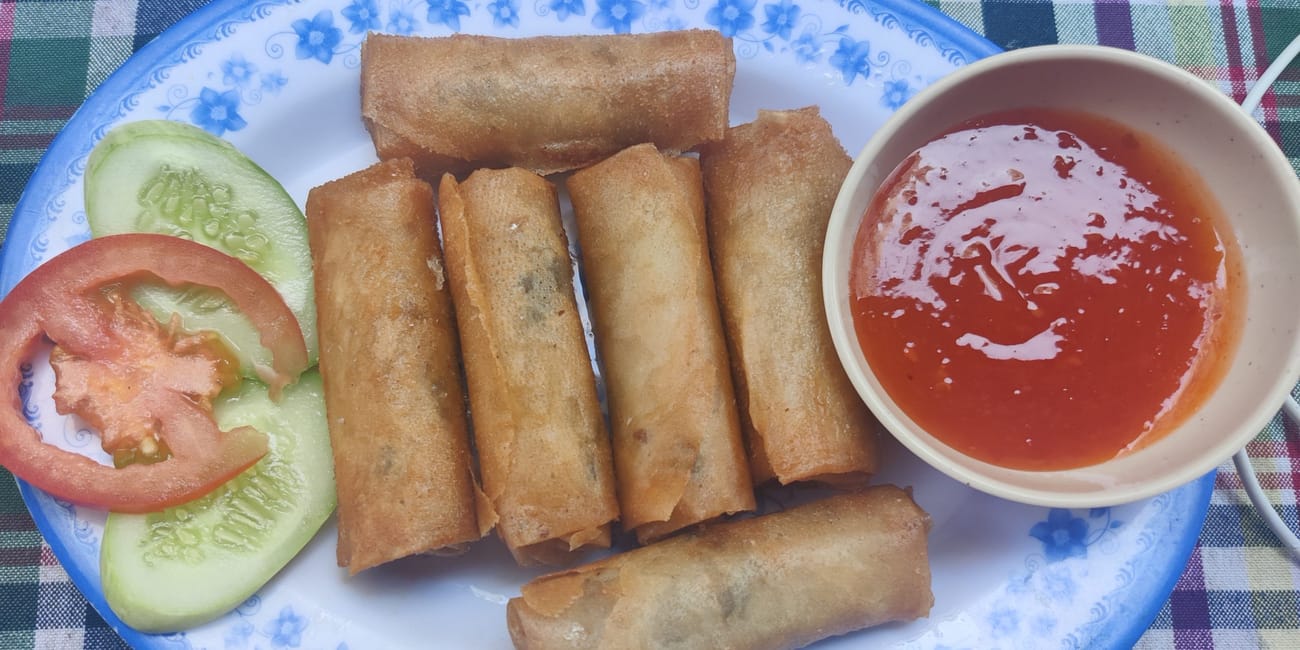 Wietnamskie sajgonki z sosem i warzywami w ho chi minh foods, wietnam