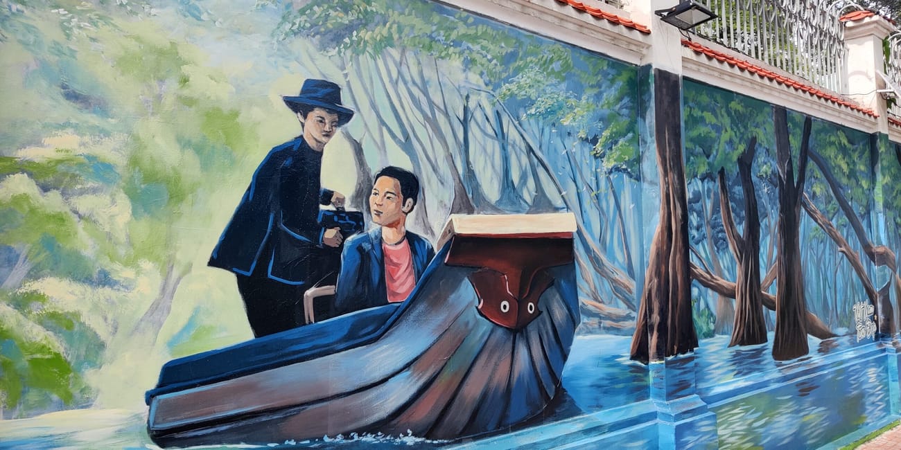 Mural w ho chi minh przedstawiający ludzi płynących łodzią wśród namorzynów