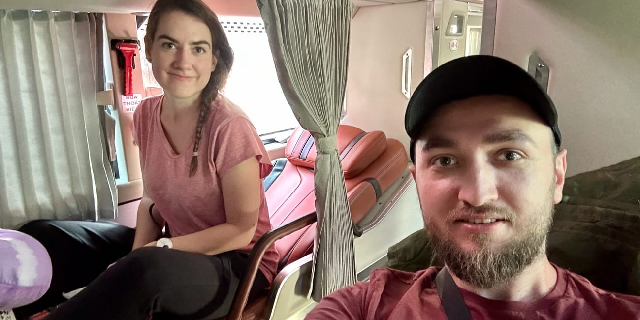 Pasażerowie w śpiącym autobusie w ho chi minh city.