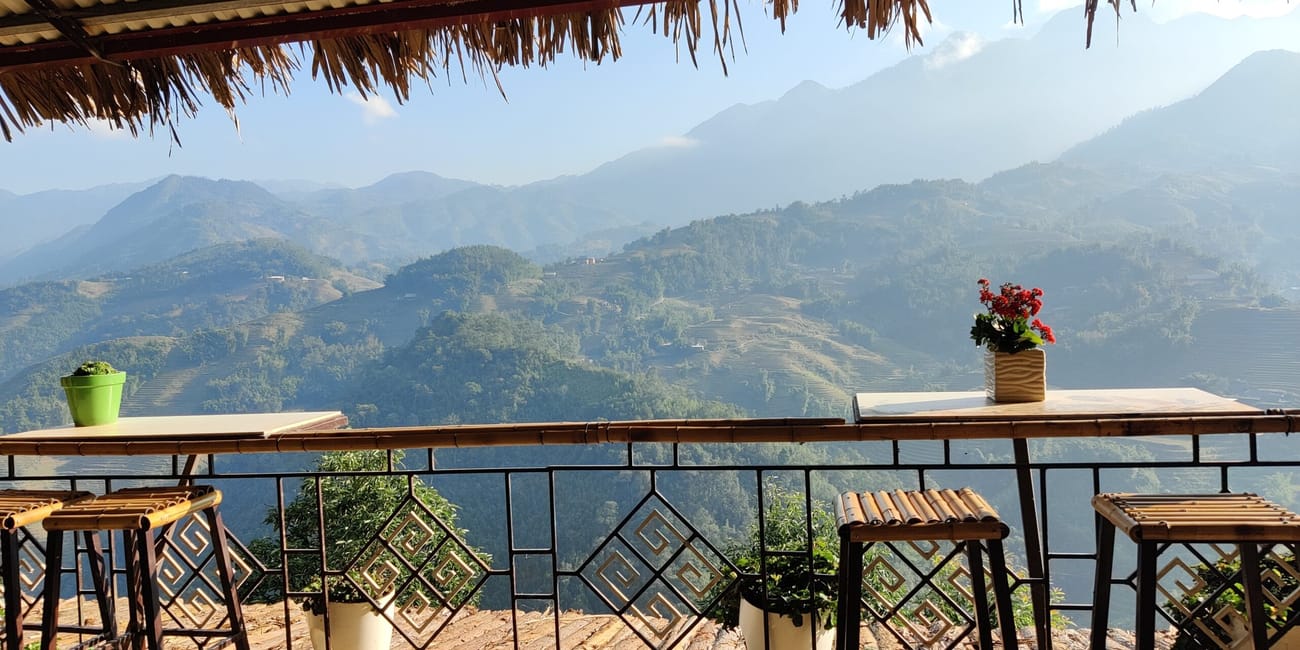 Sa pa best view cafe z tarasem, stołkami i widokiem na górskie tarasy w wietnamie