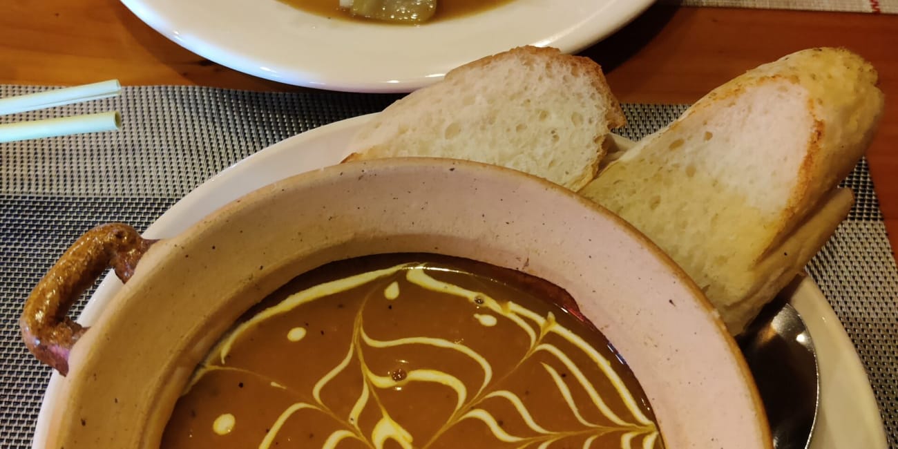 Zupa krem z dekoracją z śmietany, z pieczywem i daniem mięsnym w sa pa, wietnamie