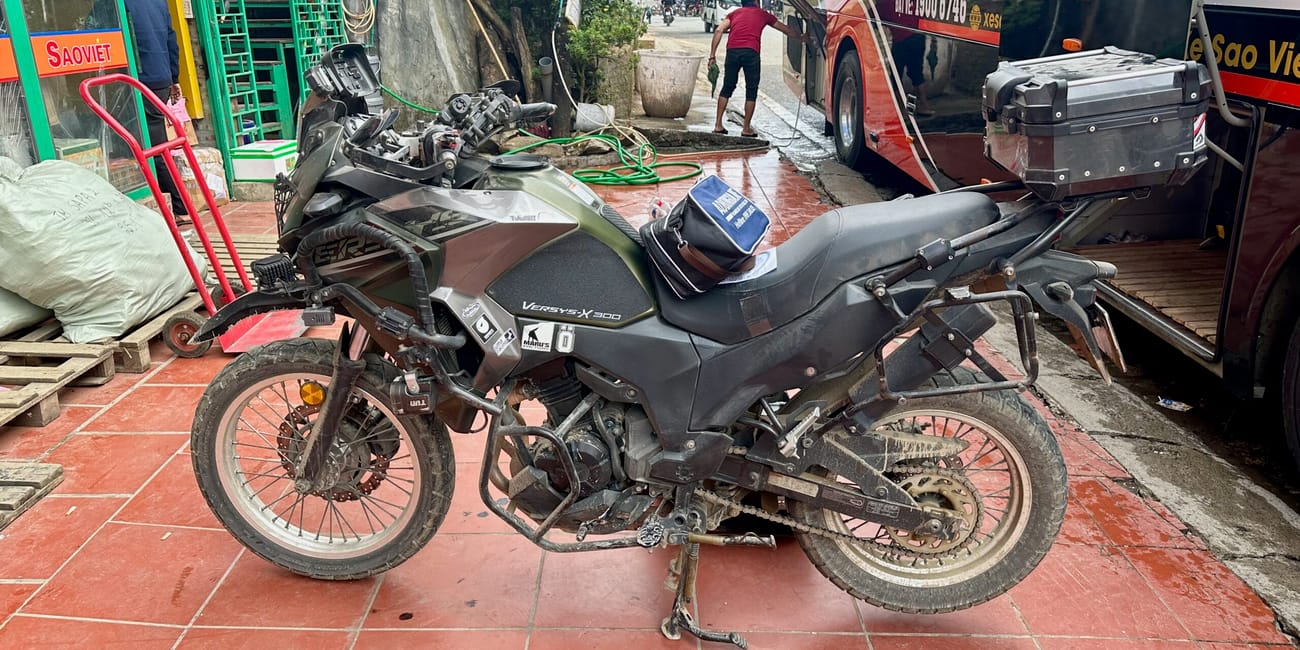Motocykl turystyczny kawasaki versys-x 300 przy autobusie w sa pa, wietnamie
