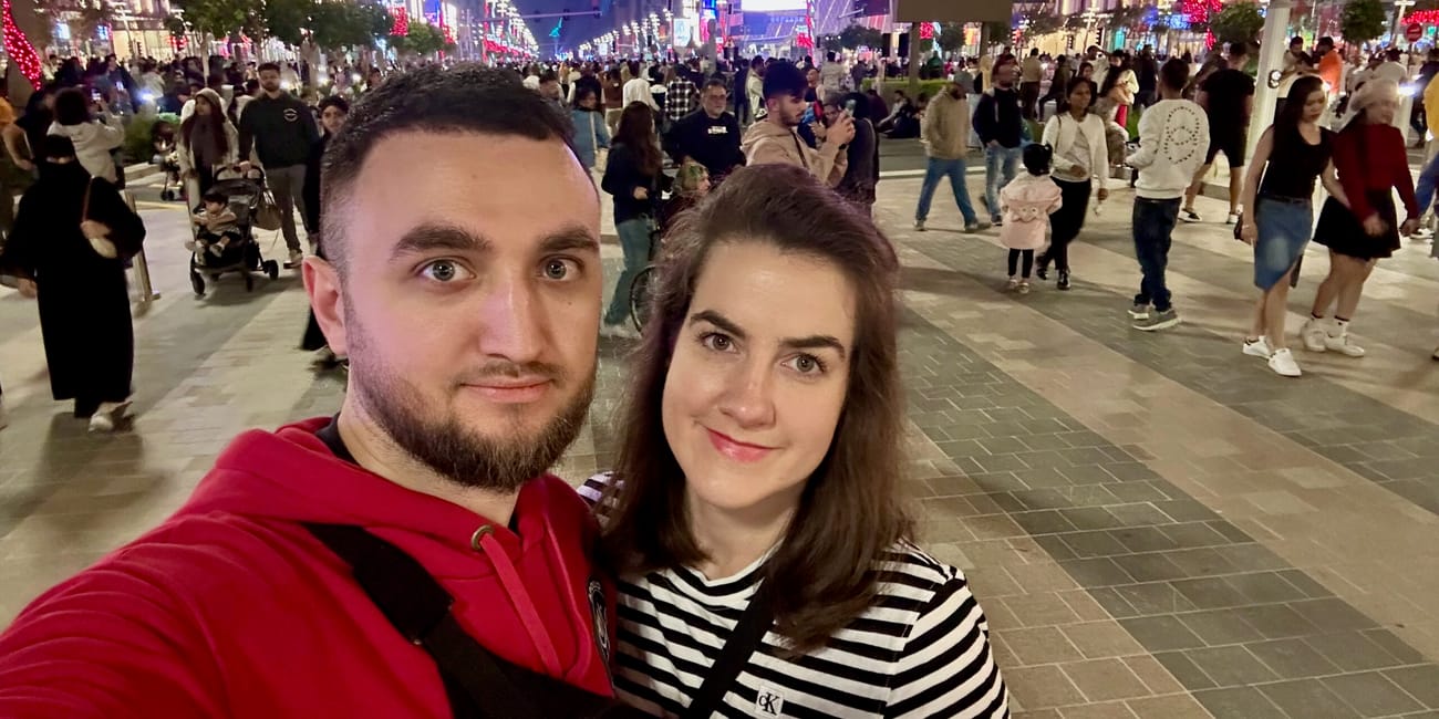 Para nocna selfie na zatłoczonym deptaku w dosze, katar.