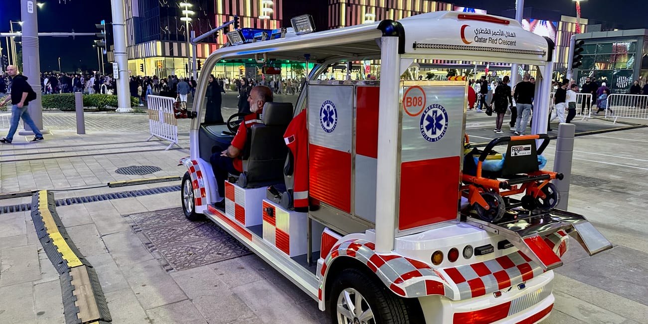Pojazd qatar red crescent z noszami na nocnej ulicy w doha