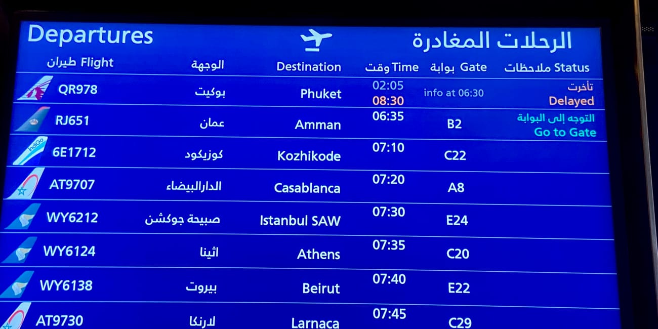 Tablica odlotów na lotnisku w doha w katarze z listą lotów i godzinami.