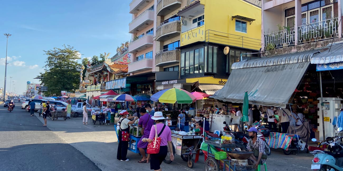 Sai lom joi market w chiang rai z ulicznymi straganami i przechodniami