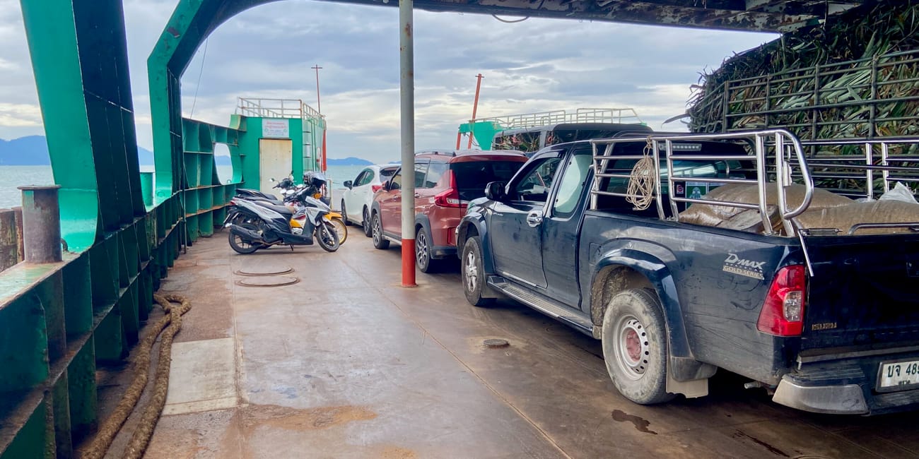 Prom na koh chang w tajlandii z samochodami i motocyklami na pokładzie