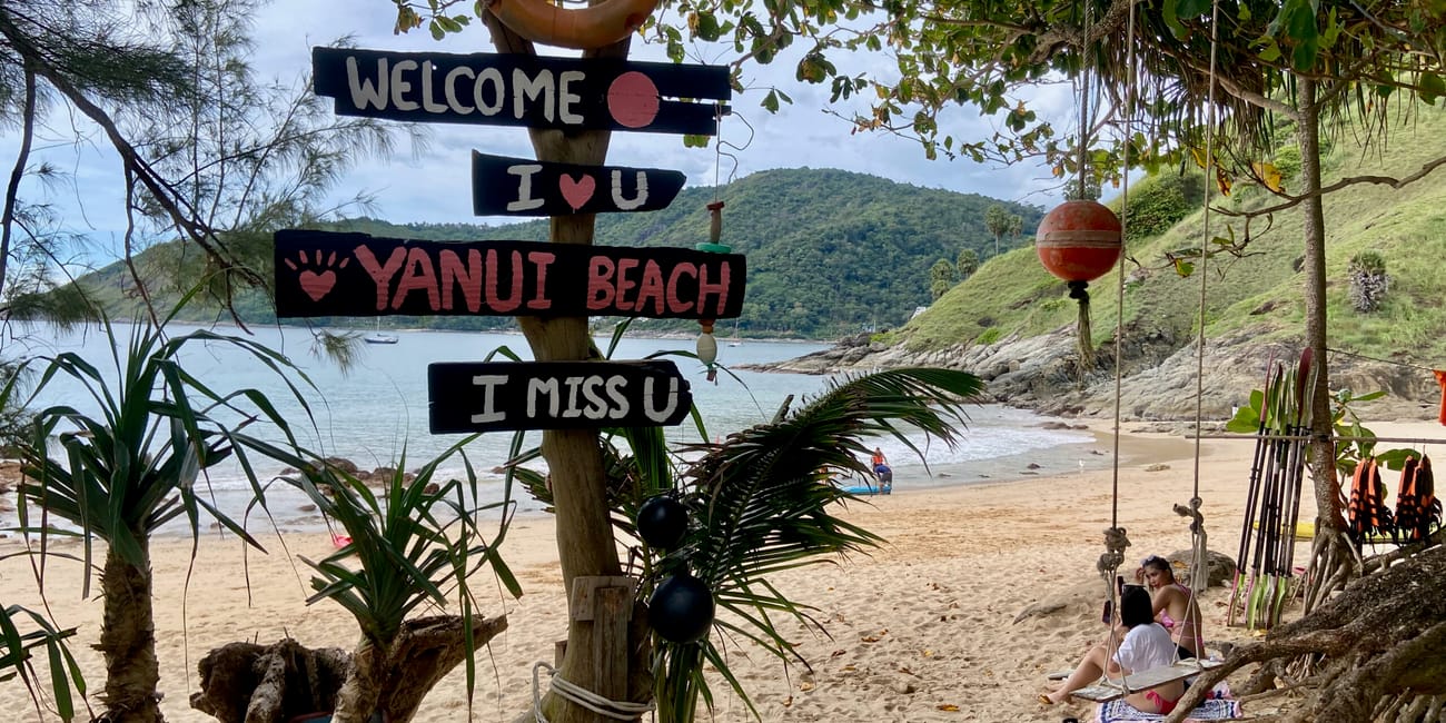 Plaża yanui beach na phuket w tajlandii z kolorowym znakiem powitalnym i huśtawką przy brzegu