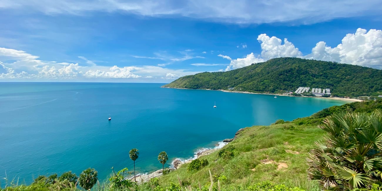 Panorama zatoki na phuket w tajlandii z turkusowym morzem, wzgórzami i żaglówkami