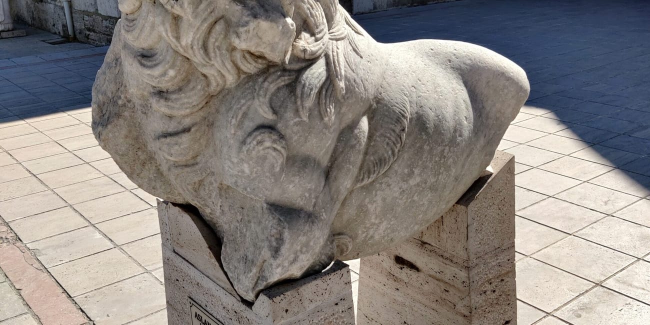Kamienny lew w pamukkale hierapolis archaeological museum na postumencie pod gołym niebem