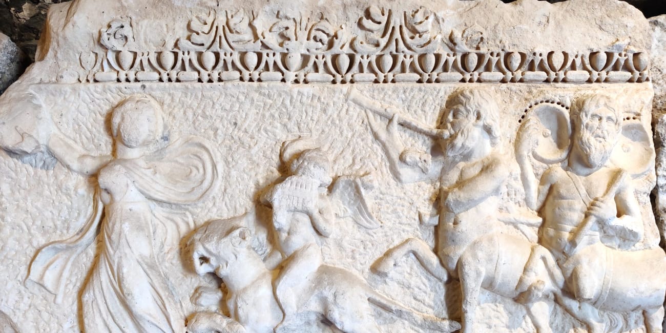 Relief z pamukkale hierapolis archaeological museum z postaciami mitologicznymi na kamiennym bloku