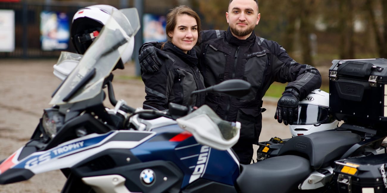 Jadzia i filip stoją przy motocyklu bmw podczas postoju na trasie.