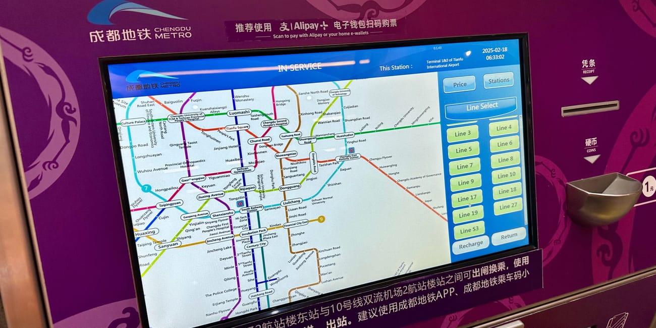 Biletomat metra w chengdu z mapą linii i ekranem wyboru stacji.