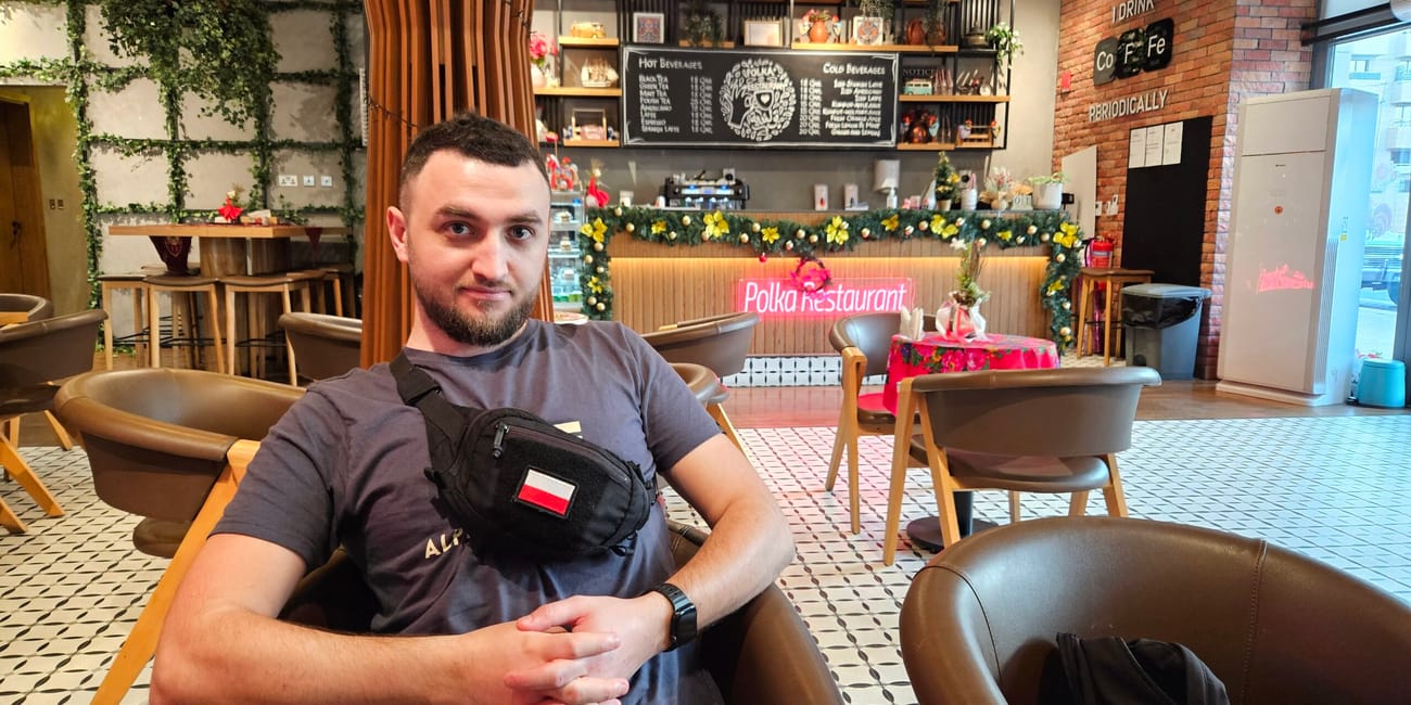 Mężczyzna siedzi w polka restaurant w dosze, w przytulnym wnętrzu kawiarni.