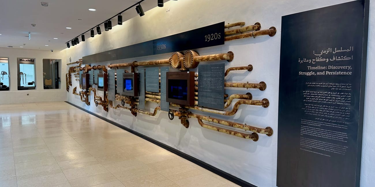 Wystawa w msheireb museums w doha z historyczną osią czasu i metalowymi instalacjami na ścianie