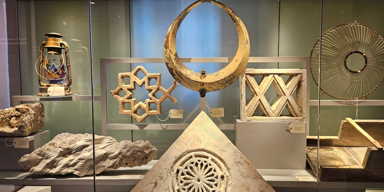 Ekspozycja w bin jelmood house w doha z geometrycznymi artefaktami za szkłem