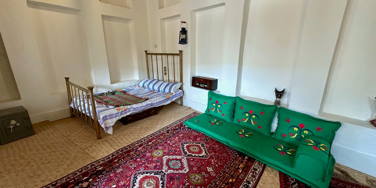 Wnętrze domu radwani house w dosze z tradycyjnymi dywanami i niskim siedziskiem