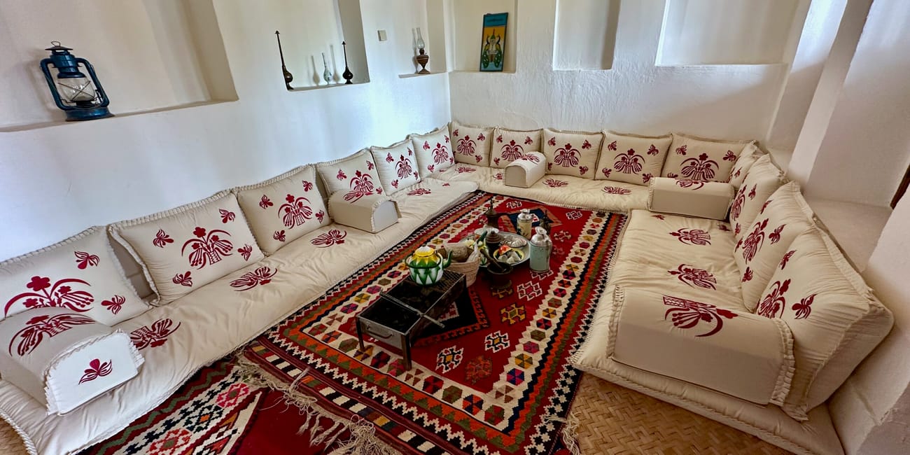 Wnętrze radwani house w doha z tradycyjnymi poduszkami, dywanami i niskimi stolikami