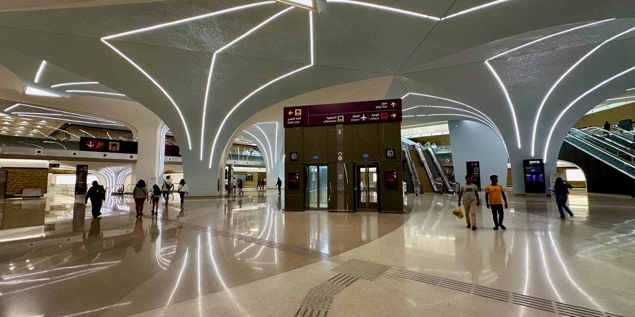 Stacja doha metro w dosze z futurystycznym sufitem i ruchomymi schodami