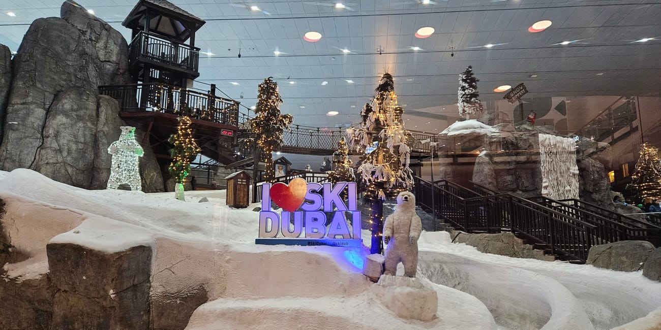 Ski dubai w dubaju: zimowa sceneria ze sztucznym śniegiem, niedźwiedziem polarnym i podświetlanym napisem i❤ski dubai