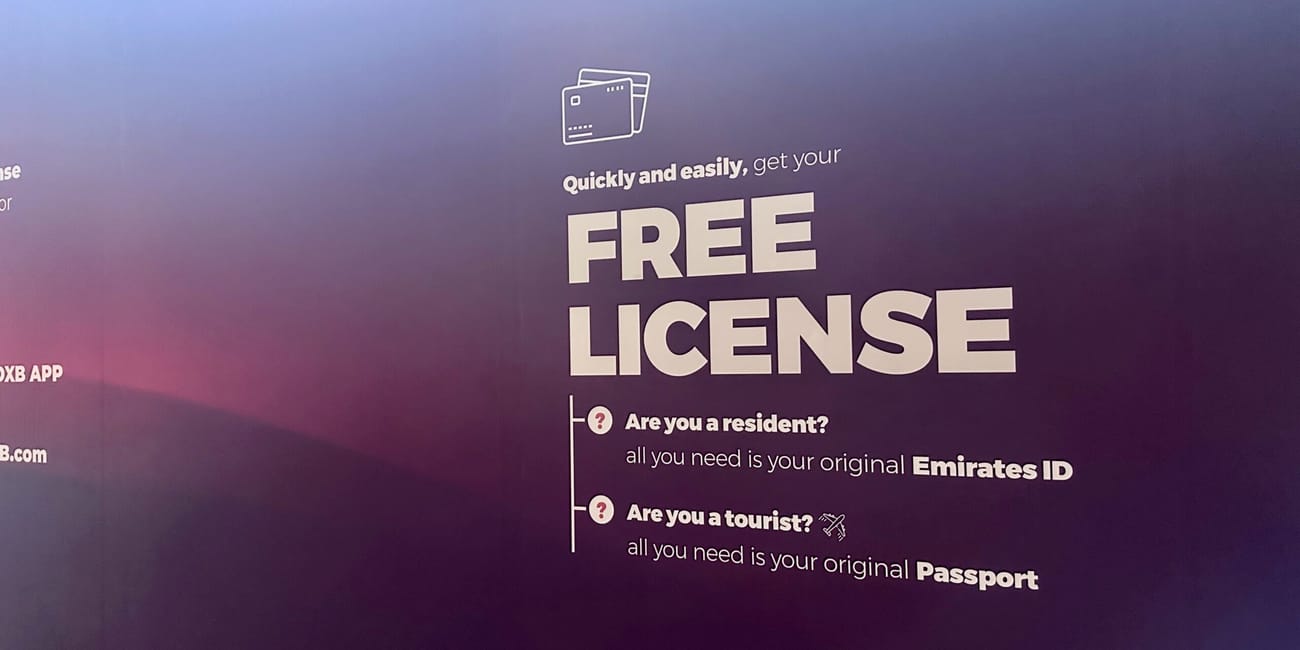Tablica w african eastern w dubaju z informacją o darmowej licencji i wymaganych dokumentach