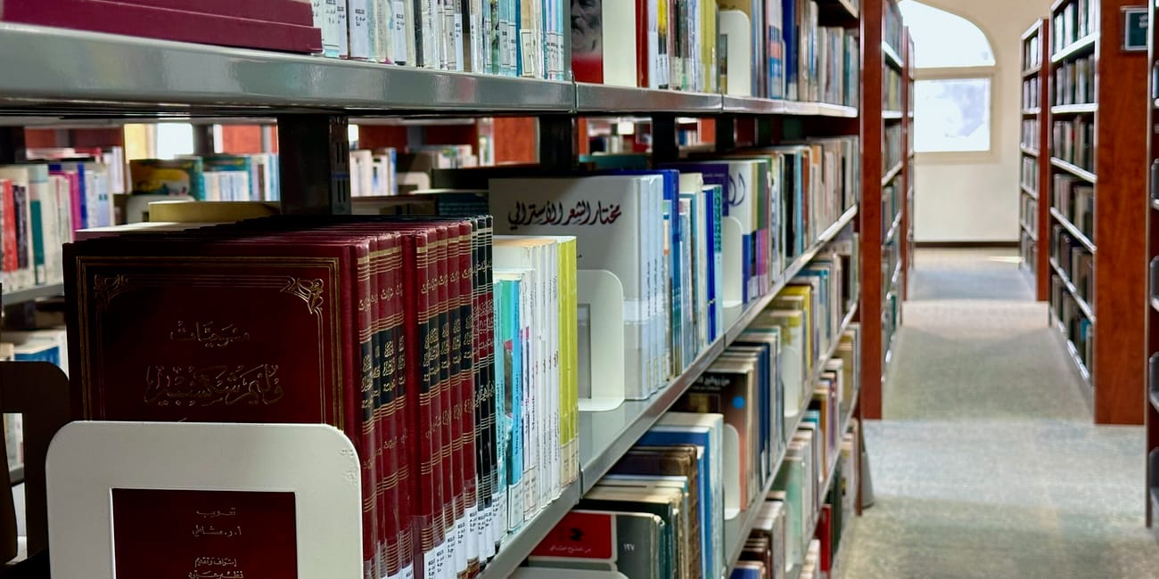 Półki z książkami w bibliotece w sharjah library, uae