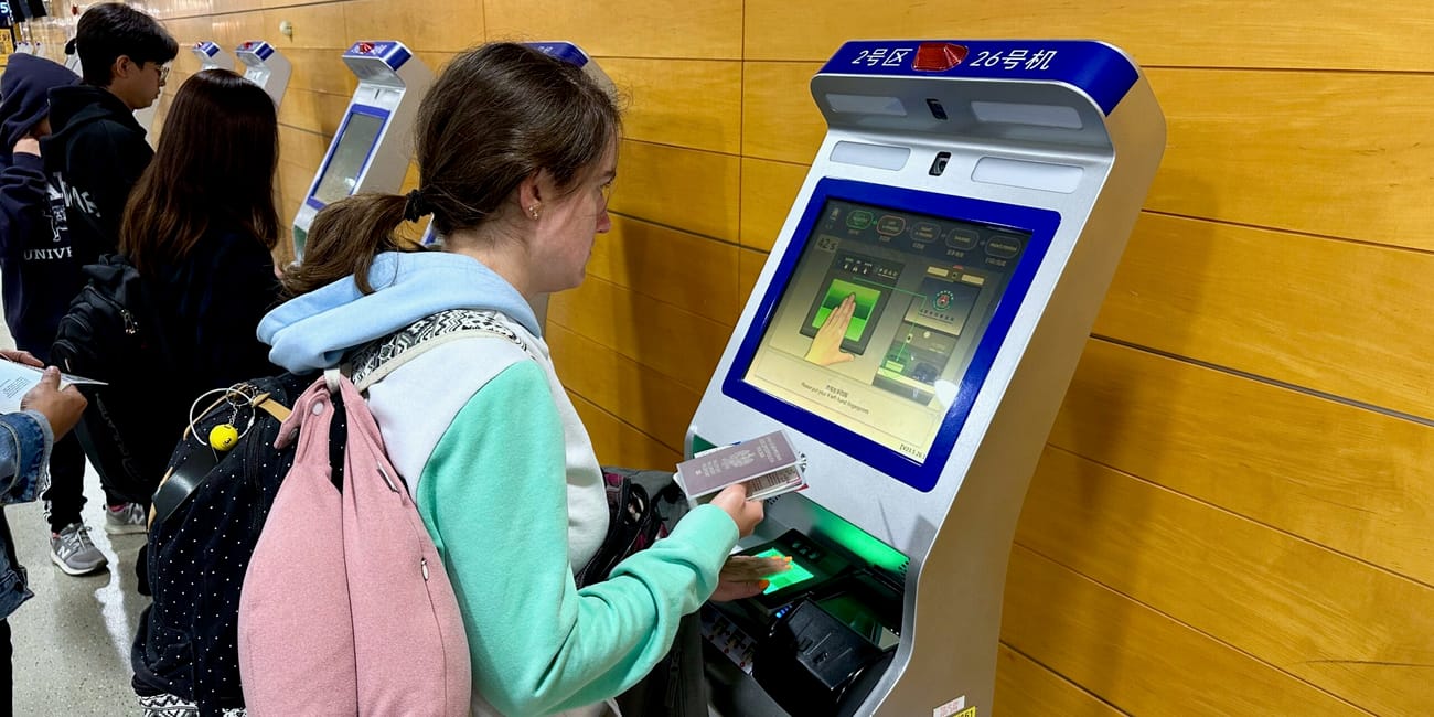Pasażerka korzysta z kiosku odprawy na lotnisku w szanghaju, chiny.
