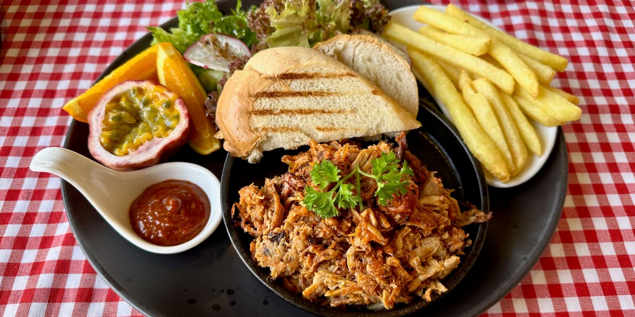 Chiang mai foods w tajlandii: talerz z szarpaną wieprzowiną, frytkami, pieczywem, owocami i sosem
