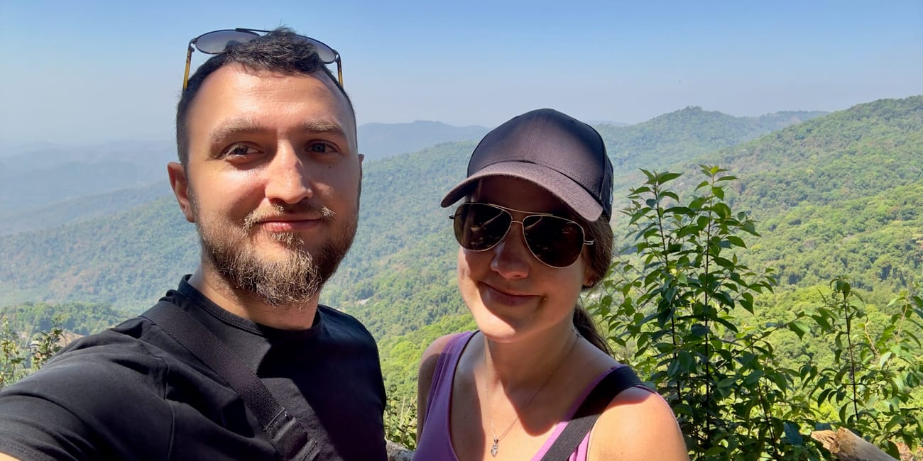 Dwoje turystów na doi pui viewpoint w chiang mai z górskim krajobrazem w tle